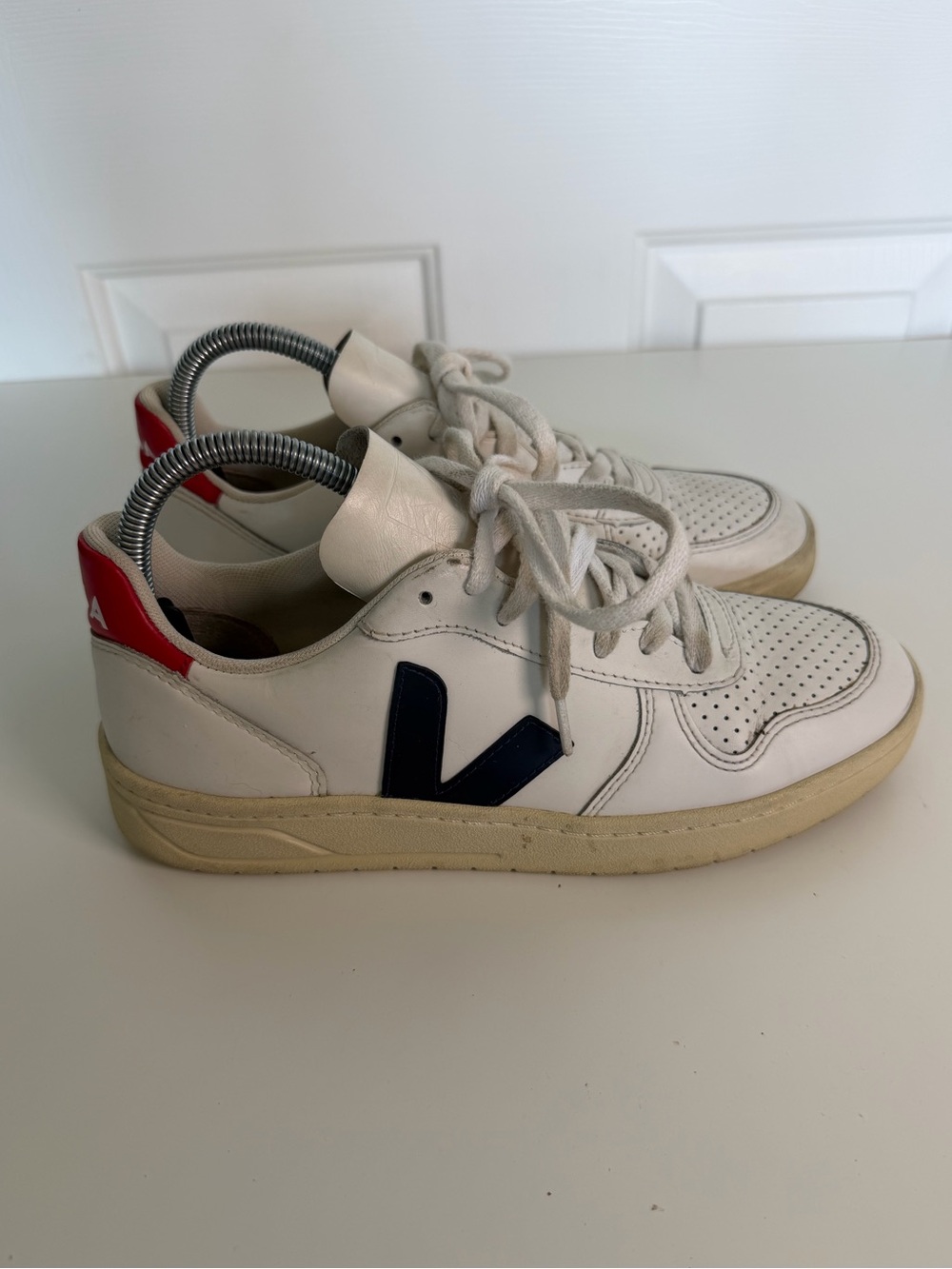 Veja V-10 Women's Size 7 Leather Sneakers Casual Shoes Low Top White Red